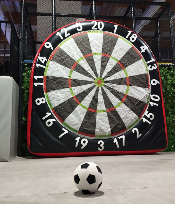 ¡Apunta y dispara! Acierta en el centro de la diana, juega de una forma diferente y muy divertida, lanza con el pie o con la mano y ¡conviértete en el campeón de Soccer Dart!